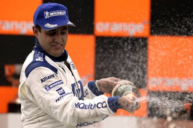 Juan Pablo Montoya (Kolumbien BMW Williams) verteilt als Sieger beim Großer Preis von Brasilien großzügig Champagner Motorsport Grand Prix Herren Großer Preis von Brasilien 2004, Formel 1 Weltmeisterschaft, F1, F, GP, WM, Einzelbild Sao Paulo Interlagos