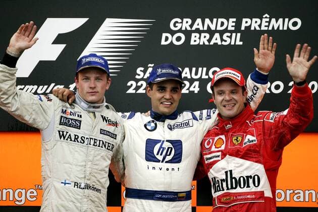 Sieger Juan Pablo Montoya (Kolumbien BMW Williams, Mitte ) umrahmt von Kimi Räikkönen (Finnland McLaren Mercedes, li.) und Rubens Barrichello (Brasilien Ferrari) Motorsport Grand Prix Herren Großer Preis von Brasilien 2004, Formel 1 Weltmeisterschaft, F1, F, GP, WM, Gruppe Sao Paulo Interlagos Freude,