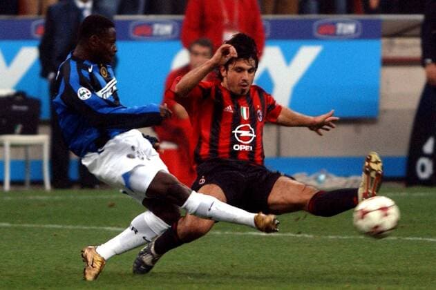 Ivan Gennaro Gattuso (re., Milan) gegen Akinwunmi Obafemi Martins (Inter) Fußball Herren Serie A 2004 2005, 1. Italienische Liga, AC Mailand - Internazionale Mailand 0:0, Vdig Gruppe Mailand Dynamik,