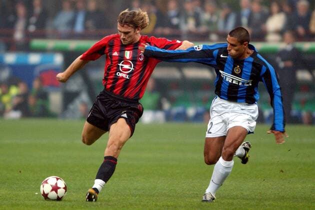 Andriy Shevchenko (li., Milan) gegen Ivan Cordoba (Inter) Fußball Herren Serie A 2004 2005, 1. Italienische Liga, AC Mailand - Internazionale Mailand 0:0, Vdig Gruppe Mailand Dynamik,