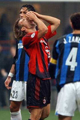 Andriy Shevchenko (vorn, Milan) fassungslos, Marco Materazzi (Inter) etwas entspannter Fußball Herren Serie A 2004 2005, 1. Italienische Liga, AC Mailand - Internazionale Mailand 0:0, Vdig Gruppe Mailand Enttäuschung, Verzweiflung,
