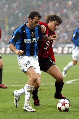 Hernan Crespo (re., Milan) gegen Giuseppe Favalli (Inter) Fußball Herren Serie A 2004 2005, 1. Italienische Liga, AC Mailand - Internazionale Mailand 0:0, Vdig Gruppe Mailand Dynamik,