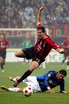 Kaka (vorn, Milan) von Marco Materazzi (Inter) zu Fall gebracht Fußball Herren Serie A 2004 2005, 1. Italienische Liga, AC Mailand - Internazionale Mailand 0:0, Vdig Gruppe Mailand Dynamik, Kampf,
