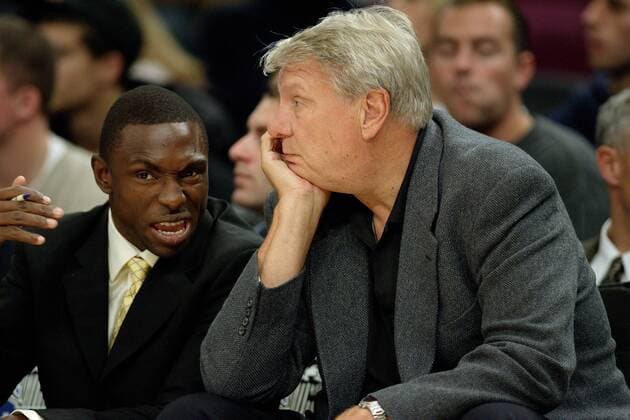 Co-Trainer Avery Johnson (li.) unterhält den gelangweilten Headcoach Don Nelson (beide Dallas Mavericks) Basketball Herren NBA Preseason 2004 2005, Dallas Mavericks, Mavs, Test, Testspiel, Vdig Gruppe New York, Vorbereitung, Saisonvorbereitung Langeweile,