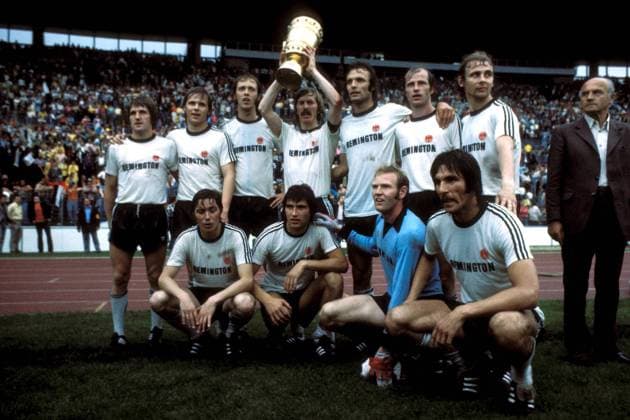 Mannschaftsbild DFB Pokalsieger Frankfurt mit Pokal, hi.v.li.: Bernd Nickel, Peter Reichel, Gert Trinklein, Jürgen Grabowski, Karl Heinz Körbel, Willi Neuberger, Bernd Hölzenbein; vorn: Roland Weidle, Klaus Beverungen, Günther Wienhold, Bernd Lorenz Fußball 1. BL Herren DFB-Pokal 1974 1975, Eintracht Frankfurt, Finale, Endspiel, Pokalfinale, Pokalendspiel, Totale Hannover Freude,