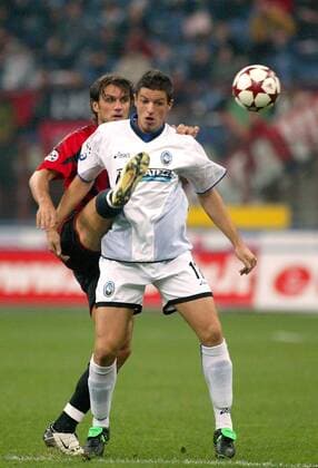 Igor Budan (Bergamo, re.) gegen Paolo Maldini (Milan) Fußball Herren Serie A 2004 2005, 1. italienische Liga, AC Mailand - Atalanta Bergamo 3:0, Vdig Gruppe Mailand Dynamik,
