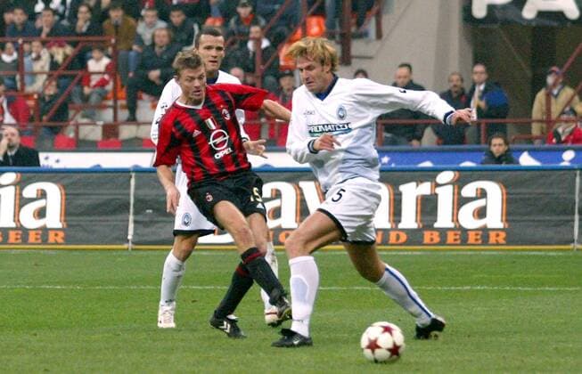 Jon Dahl Tomasson (Milan, li.) schießt ein zum 1:0, Cesare Natali (Bergamo) kommt zu spät Fußball Herren Serie A 2004 2005, 1. italienische Liga, AC Mailand - Atalanta Bergamo 3:0, Vdig Gruppe Mailand Dynamik,