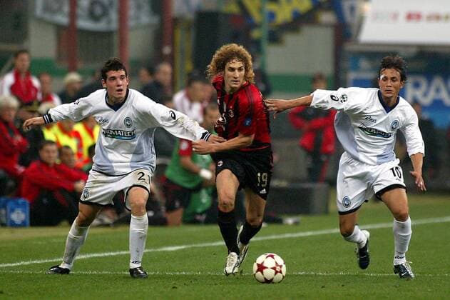 Fabricio Coloccini (Milan, Mitte) gegen Andrea Lazzari (li.) und Pia Inacio (beide Bergamo) Fußball Herren Serie A 2004 2005, 1. italienische Liga, AC Mailand - Atalanta Bergamo 3:0, Vdig Gruppe Mailand Dynamik,