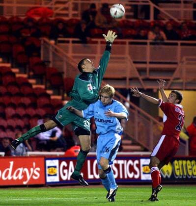 James Morrison (Middlesbrough, re.) überwindet Torwart Luke Steele und Stuart Giddings (beide Coventry) zum 2:0 Fußball Herren Carling Cup 2004 2005, Englischer Ligapokal, FC Middlesbrough - Coventry City FC 3:0, Vdig Gruppe Middlesbrough Dynamik,