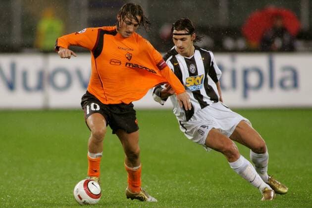 Francesco Totti (li., AS Rom) gegen Zlatan Ibrahimovic (Juventus) Fußball Herren Serie A 2004 2005, 1. Italienische Liga, Juventus Turin - AS Rom 2:0, Juve, Roma, Vdig Gruppe Turin Dynamik, Kampf,