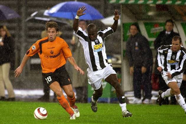 Antonio Cassano (li., AS Rom) gegen Stephen Appiah (Juventus) Fußball Herren Serie A 2004 2005, 1. Italienische Liga, Juventus Turin - AS Rom 2:0, Juve, Roma, Vdig Gruppe Turin Dynamik,