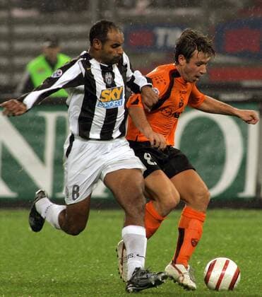 Antonio Cassano (re., AS Rom) gegen Emerson (Juventus) Fußball Herren Serie A 2004 2005, 1. Italienische Liga, Juventus Turin - AS Rom 2:0, Juve, Roma, Vdig Gruppe Turin Dynamik,