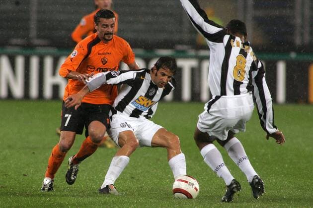 Luigi Sartor (li., AS Rom) gegen Alessandro del Piero (Mitte) und Emerson (beide Juventus) Fußball Herren Serie A 2004 2005, 1. Italienische Liga, Juventus Turin - AS Rom 2:0, Juve, Roma, Vdig Gruppe Turin Dynamik,