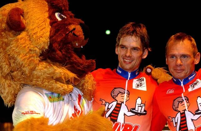 Thorsten Rund (Deutschland, li.) und Jimmi Madsen (Dänemark) mit dem von REWE gesponserten Maskottchen des Dortmunder Sechstagerennens Radsport Herren 63. Dortmunder 6 Tage Rennen 2004, Sechstagerennen, Sechstage, Sechs, Sixdays, six days Gruppe Dortmund