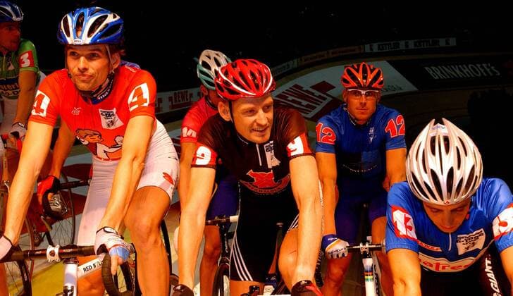 Radfahrer warten gelassen auf den Start, v. li.: Thorsten Rund, Rolf Aldag, Robert Bartko (alle Deutschland) und Robert Schlippens (Niederlande) Radsport Herren 63. Dortmunder 6 Tage Rennen 2004, Sechstagerennen, Sechstage, Sechs, Sixdays, six days Gruppe Dortmund