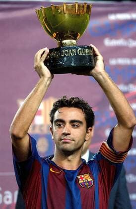 Xavi (FC Barcelona) präsentiert den Pokal Joan Gamper Fußball Herren Saisonvorbereitung 2004 2005, Trofeo Joan Gamper, Primera Division, 1. Spanische Liga, FC Barcelona Einzelbild Barcelona