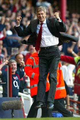 Trainer Arsene Wenger (Arsenal) jubelt Fußball Herren English Premier League 2004 2005, 1. Englische Liga, Arsenal FC London Einzelbild London Freude, Begeisterung