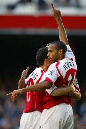 Torschütze Thierry Henry (Arsenal, re.) läßt sich von seinen Mitspielern feiern Fußball Herren English Premier League 2004 2005, 1. Englische Liga, Arsenal FC London Gruppe London Freude,