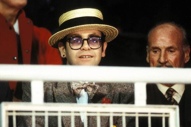 Elton John - der schillernde Präsident des FC Watford Fußball Herren DEUTSCHSPRACHIGE SPORTZEITSCHRIFTEN UND -ZEITUNGEN NUR NACH RÜCKSPRACHE, Saison 1982 1983 Einzelbild Aufnahmedatum geschätzt Watford