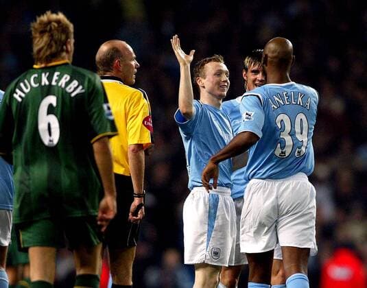 Torjubel Manchester City - v.re.: Nicolas Anelka, Stephen Jordan und Torschütze Willo Flood jubeln, beobachtet von Schiedsrichter Steve Bennett Fußball Herren English Premier League 2004 2005, 1. Englische Liga, Manchester City Gruppe Manchester Freude,