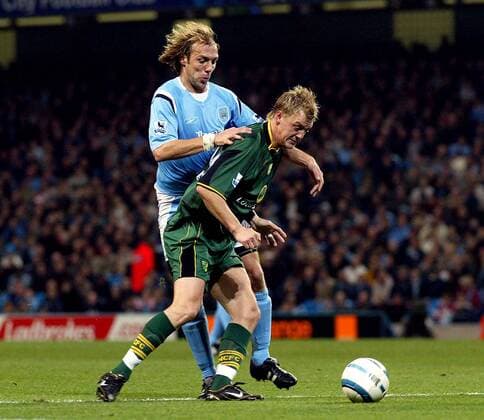 Paul Bosvelt (Manchester City, li.) gegen Matthias Svensson (Norwich) Fußball Herren English Premier League 2004 2005, 1. Englische Liga, Manchester City - Norwich City 1:1 Gruppe Manchester Dynamik,