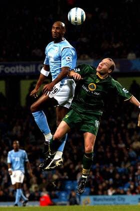 Nicolas Anelka (Manchester City, li.) gegen Simon Charlton (Norwich) Fußball Herren English Premier League 2004 2005, 1. Englische Liga, Manchester City - Norwich City 1:1 Gruppe Manchester Dynamik, Kampf, Höhe,