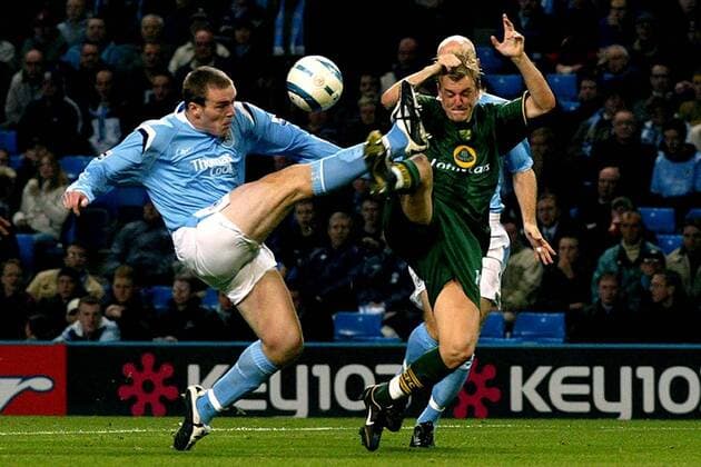 Richard Dunne (Manchester City, li.) gegen Matthias Svensson (Norwich) Fußball Herren English Premier League 2004 2005, 1. Englische Liga, Manchester City - Norwich City 1:1 Gruppe Manchester Dynamik, Kampf,
