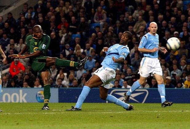 Damien Francis (Norwich, li.) zieht vor Sylvain Distin ab, re. Danny Mills (beide Manchester City) Fußball Herren English Premier League 2004 2005, 1. Englische Liga, Manchester City - Norwich City 1:1 Gruppe Manchester Dynamik,