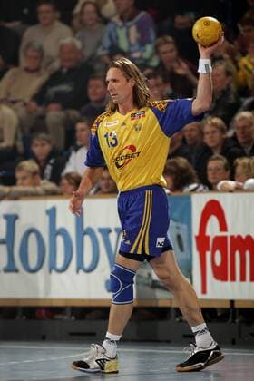 Staffan Olsson (Schweden) bei seinem Abschiedsspiel aus der Nationalmannschaft am Ball Handball Länderspiel Herren Länderspiel 2004, Freundschaftsspiel, Test, Testspiel, Abschied, Abschiedsspiel, Vdig Einzelbild Kiel