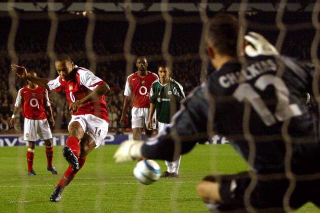 Thierry Henry (Arsenal) überwindet per Elfmeter Torwart Chalkias (Panathinaikos) und erzielt so das 1:0 Fußball EC 1 Herren Champions League 2004 2005, FC Arsenal - Panathinaikos Athen Gruppe London