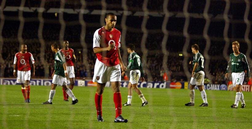 Thierry Henry (Arsenal) mit bedächtigem Torjubel nachdem er das 1:0 besorgt hat Fußball EC 1 Herren Champions League 2004 2005, Arsenal FC London - Panathinaikos Athen 1:1 Einzelbild London