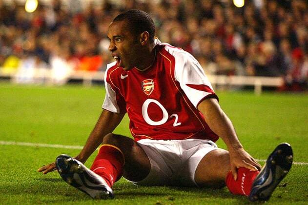 Autsch! Thierry Henry (Arsenal) hält sich verletzt sein Bein Fußball EC 1 Herren Champions League 2004 2005, Arsenal FC London Einzelbild London