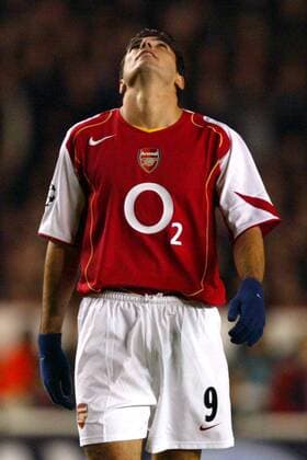 Jose Antonio Reyes (Arsenal) bittet enttäuscht um höheren Beistand Fußball EC 1 Herren Champions League 2004 2005, Arsenal FC London Einzelbild London Enttäuschung,