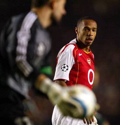 Ballverliebt? Thierry Henry (Arsenal) hat einzig und allein Augen für das runde Leder Fußball EC 1 Herren Champions League 2004 2005, Arsenal FC London Einzelbild London