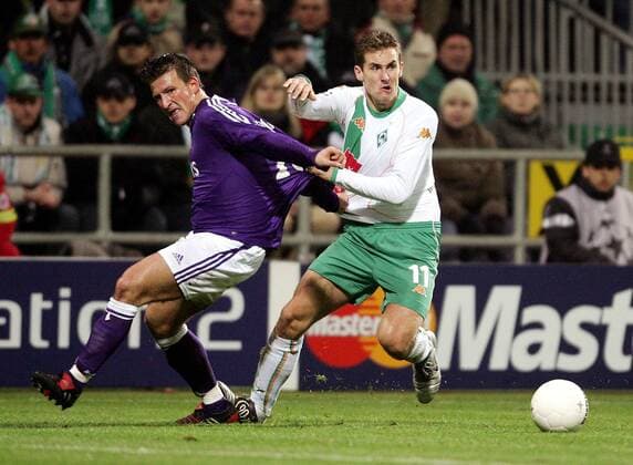 Miroslav Klose (re., Bremen) setzt sich gegen Walter Baseggio (Anderlecht) durch. Trikotziehen und Tritt auf den Knöchel inklusive Fußball EC 1 Herren Champions League 2004 2005, SV Werder Bremen - RSC Anderlecht 5:1 Gruppe Bremen Dynamik,