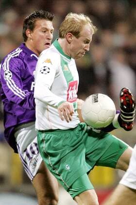Ludovic Magnin (re., Bremen) gegen Walter Baseggio (Anderlecht) Fußball EC 1 Herren Champions League 2004 2005, SV Werder Bremen - RSC Anderlecht 5:1 Gruppe Bremen Dynamik,