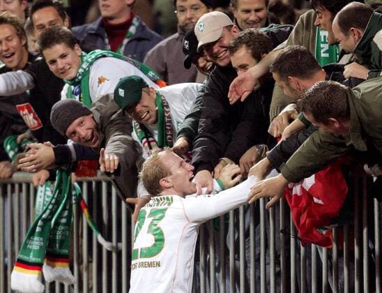Ludovic Magnin (Bremen) feiert mit den begeisterten Fans Fußball EC 1 Herren Champions League 2004 2005, SV Werder Bremen Totale Bremen Glück, Begeisterung, Freude,