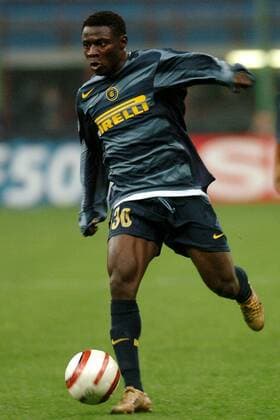 Obafemi Martins (Inter) am Ball Fußball EC 1 Herren Champions League 2004 2005, Internazionale Mailand, Serie A, 1. Italienische Liga, Einzelbild Mailand Dynamik,