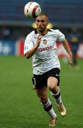 Marco di Vaio (Valencia) fixiert den Ball Fußball EC 1 Herren Champions League 2004 2005, Internazionale Mailand - FC Valencia 0:0 Einzelbild Mailand Dynamik,