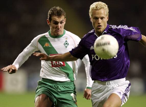 Olivier Deschacht (Anderlecht, re.) gegen Miroslav Klose (Bremen) Fußball EC 1 Herren Champions League 2004 2005, SV Werder Bremen - RSC Anderlecht 5:1 Gruppe Bremen Dynamik,