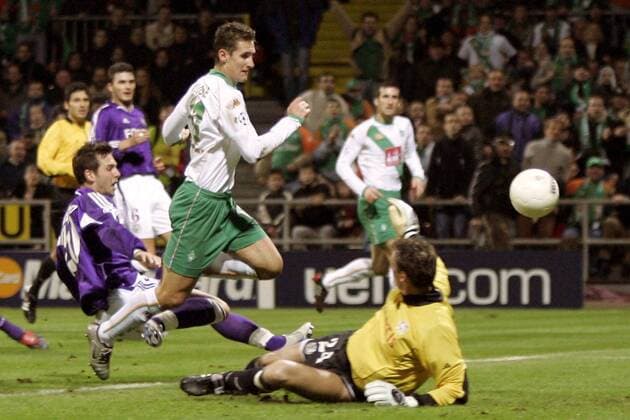 Miroslav Klose (Bremen, Mitte) trifft zum 3:1, Torwart Tristan Peersman (Anderlecht, re.) ist ohne Abwehrchance Fußball EC 1 Herren Champions League 2004 2005, SV Werder Bremen - RSC Anderlecht 5:1 Gruppe Bremen Dynamik, Spannung,