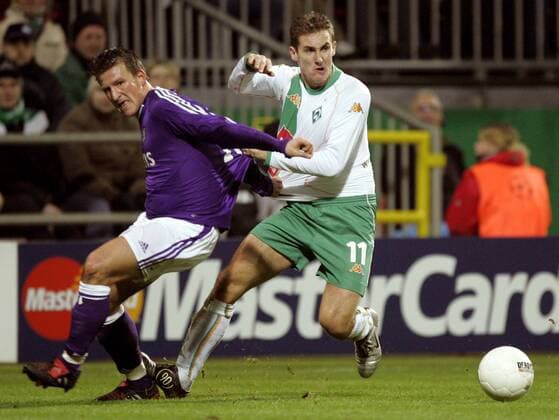 Miroslav Klose (Bremen, re.) gegen Walter Baseggio (Anderlecht) Fußball EC 1 Herren Champions League 2004 2005, SV Werder Bremen - RSC Anderlecht 5:1 Gruppe Bremen Dynamik,