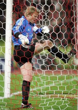 Torwart Oliver Kahn (Bayern) tritt wütend umher Fußball EC 1 Herren Champions League 2004 2005, FC Bayern München Gruppe München Wut, Enttäuschung