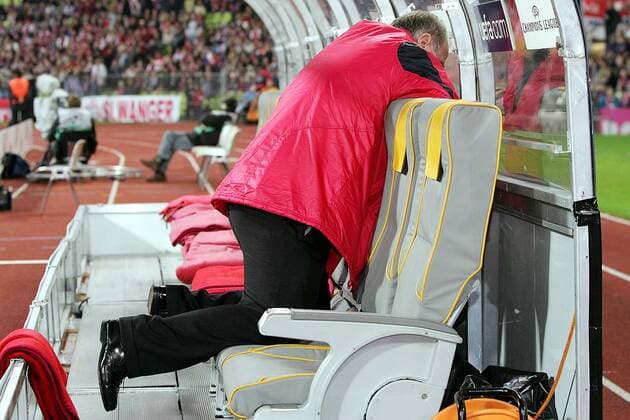 Manager Uli Hoeneß (Bayern) sucht schon mal die Spuckbeutel für den Fall eines erneuten Absturzes aus der Champions League Fußball EC 1 Herren Champions League 2004 2005, FC Bayern München Einzelbild München