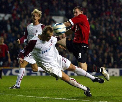 Jiri Homola (Sparta Prag, li.) gegen Wayne Rooney (Manchester United) Fußball EC 1 Herren Champions League 2004 2005, Manchester United FC - Sparta Prag 4:1, ManU, Vdig Gruppe Manchester Dynamik,