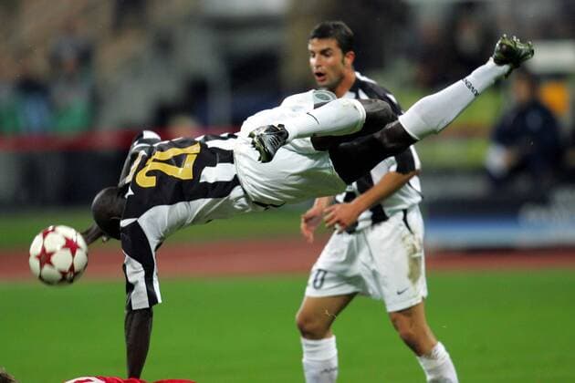 (Sturz-) Flugkopfball: Lilian Thuram (Juventus) liegt waagerecht in der Luft Fußball EC 1 Herren Champions League 2004 2005, Juventus Turin, Juve Einzelbild München Dynamik,
