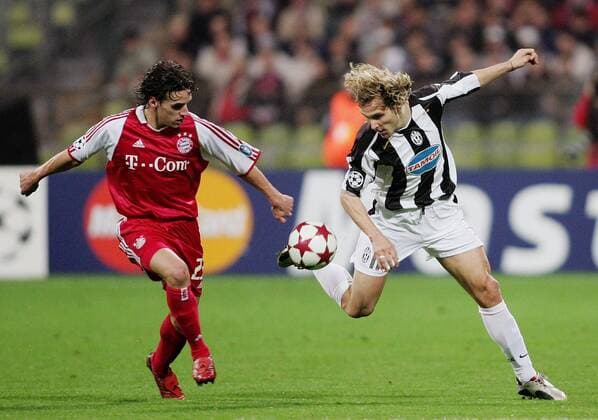 Owen Hargreaves (Bayern, li.) gegen Pavel Nedved (Juventus) Fußball EC 1 Herren Champions League 2004 2005, FC Bayern München - Juventus Turin 0:1, Juve Gruppe München Dynamik,