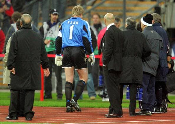 Torwart Oliver Kahn (Bayern) - enttäuschter Abgang Fußball EC 1 Herren Champions League 2004 2005, FC Bayern München Gruppe München Enttäuschung,