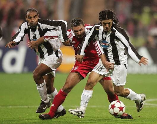 Robert Kovac (Bayern, Mitte) gegen Emerson (li.) und Mauro Camoranesi (beide Juventus) Fußball EC 1 Herren Champions League 2004 2005, FC Bayern München - Juventus Turin 0:1, Juve Gruppe München Dynamik, Kampf,