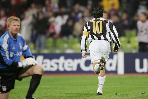 Alessandro Del Piero (Juventus) zieht jubelnd davon Fußball EC 1 Herren Champions League 2004 2005, FC Bayern München - Juventus Turin 0:1, Juve Gruppe München Freude,